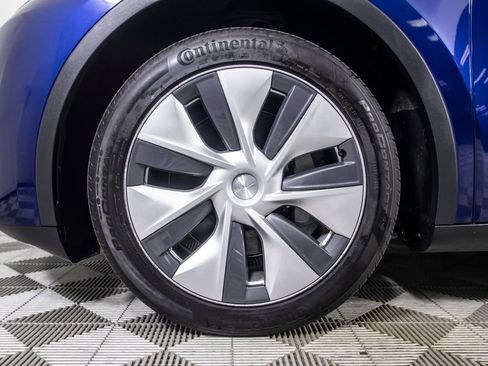 Used 2024 Tesla Model Y Long Range AWD/4WD image 31