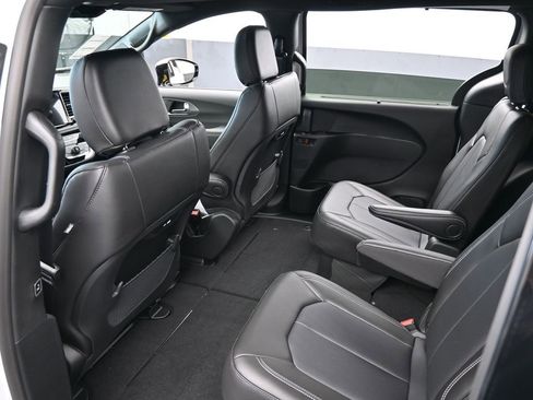 Used 2025 Chrysler Pacifica Select FWD image 29