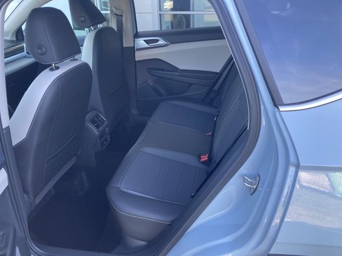 Certified 2025 Volkswagen Taos SE w/ Panoramic Sunroof Package image 16