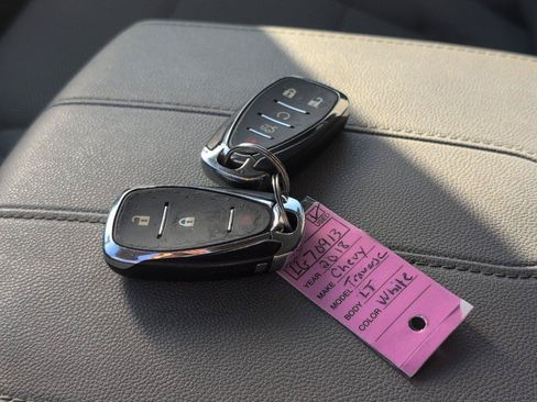 Used 2018 Chevrolet Traverse LT FWD image 15