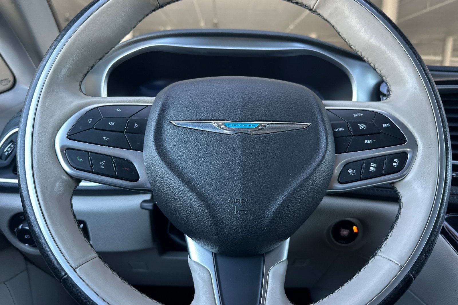 Used 2019 Chrysler Pacifica Limited w/ Advanced Safetytec Group FWD image 25