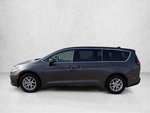 Used 2023 Chrysler Pacifica Touring-L FWD image 9