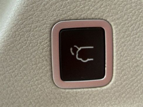 Used 2018 Chrysler Pacifica Touring-L FWD image 34
