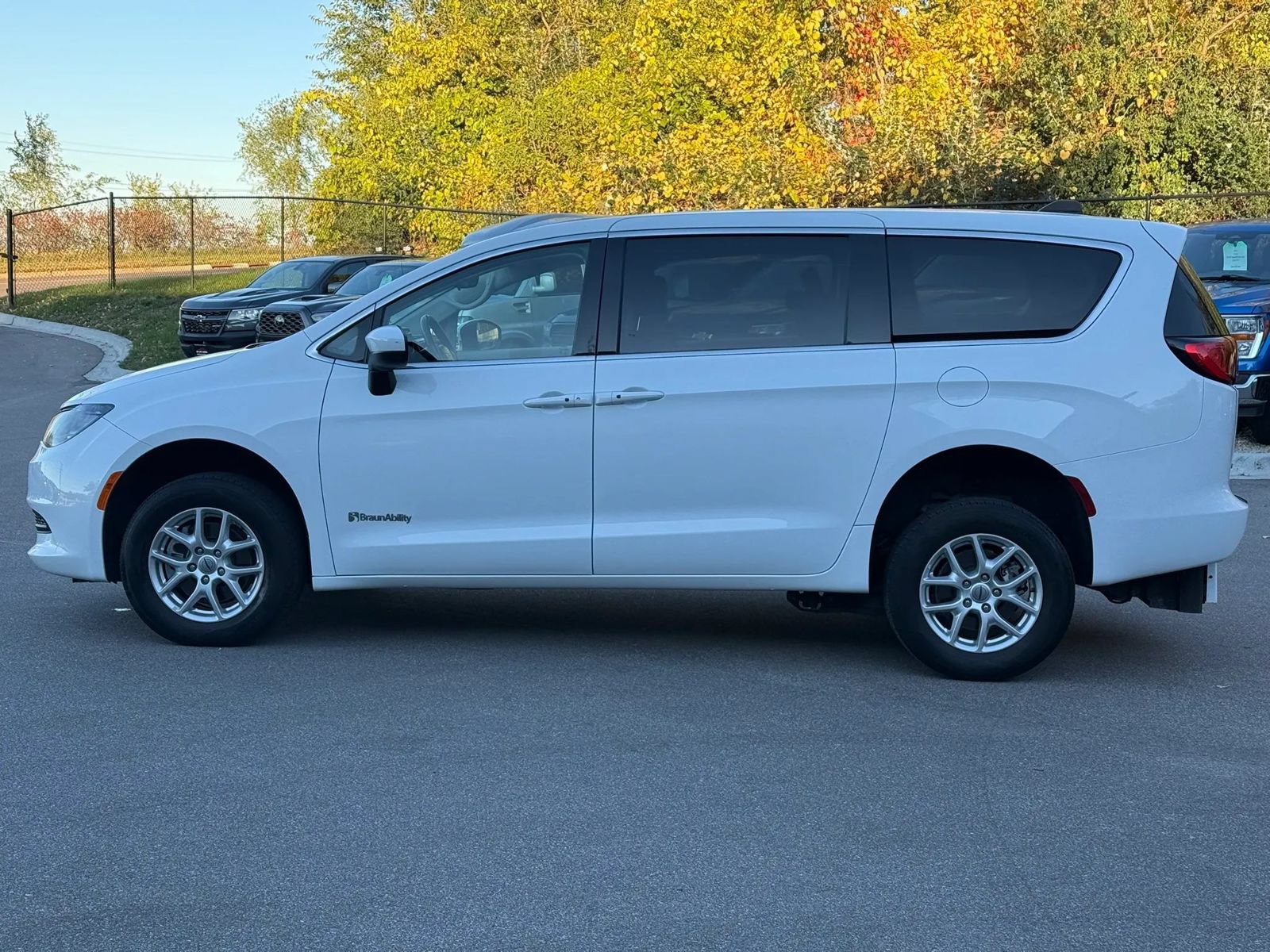Used 2023 Chrysler Voyager LX FWD image 2