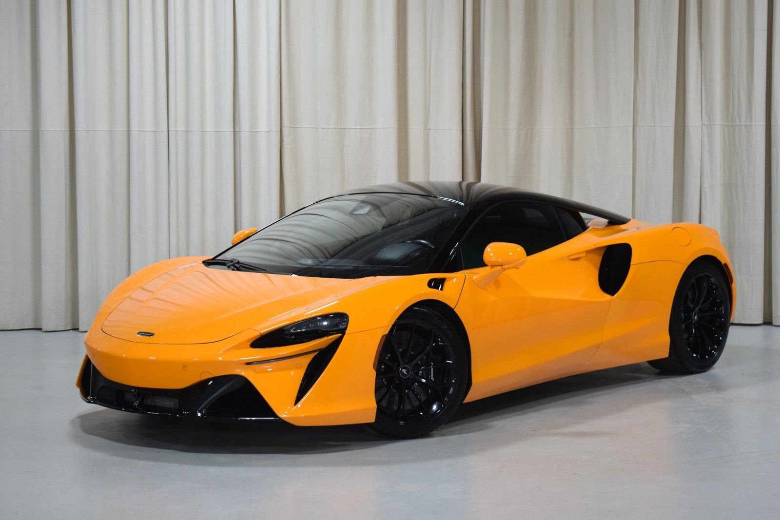 Used 2024 McLaren Artura RWD image 1
