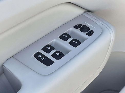 Used 2023 Volvo XC60 T8 Ultimate w/ Protection Package Premier image 17