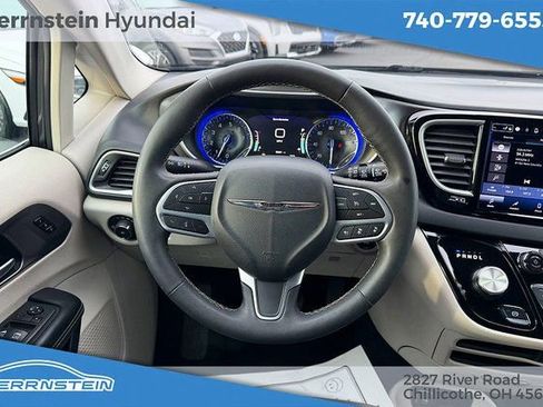 Used 2023 Chrysler Pacifica Touring-L image 7