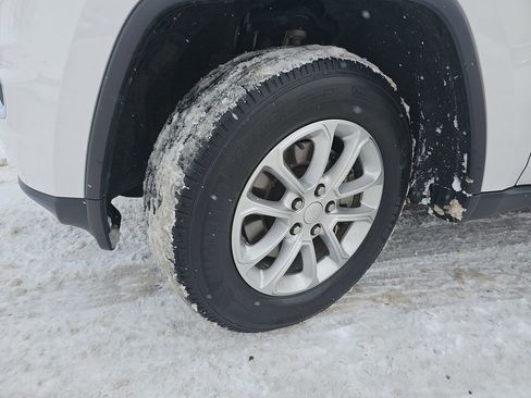 Used 2022 Jeep Grand Cherokee Laredo E image 28