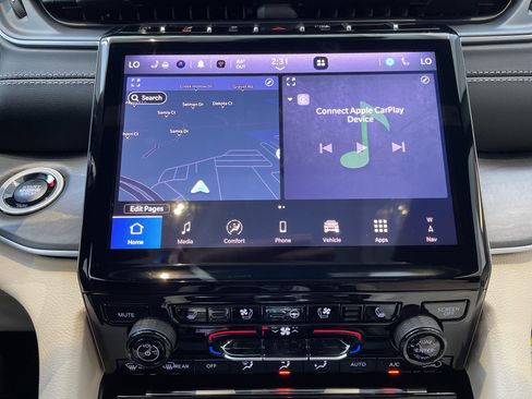 New 2025 Jeep Grand Cherokee Limited w/ Luxury Tech Group II image 24