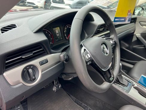 Used 2022 Volkswagen Passat 2.0T SE FWD image 30