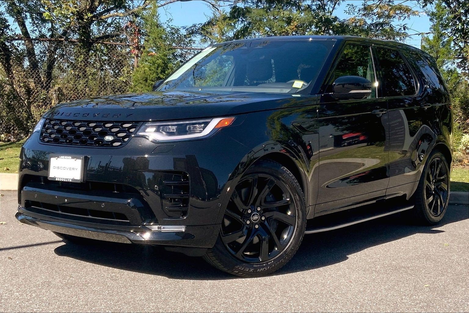Certified 2025 Land Rover Discovery Dynamic SE AWD/4WD image 1