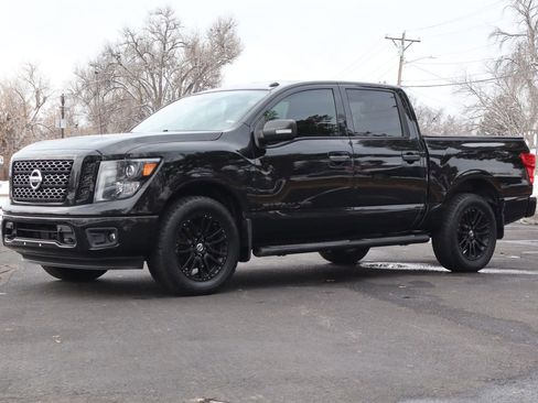 Used 2018 Nissan Titan SV w/ SV Convenience Package image 11