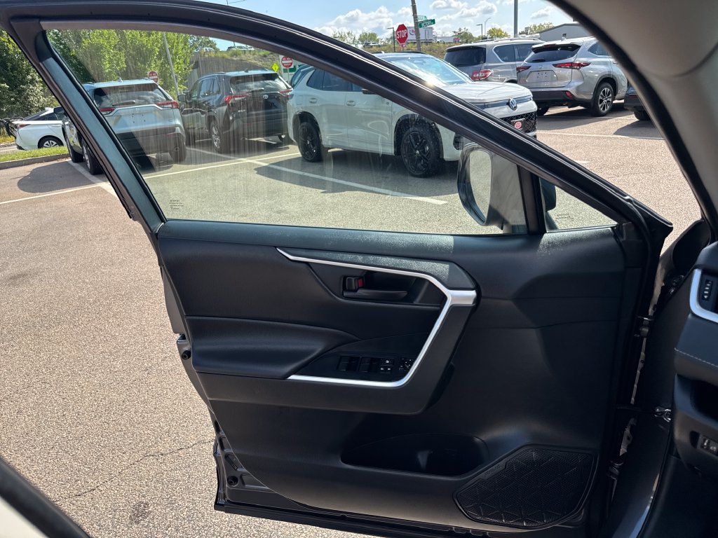 Used 2024 Toyota RAV4 LE AWD/4WD image 32