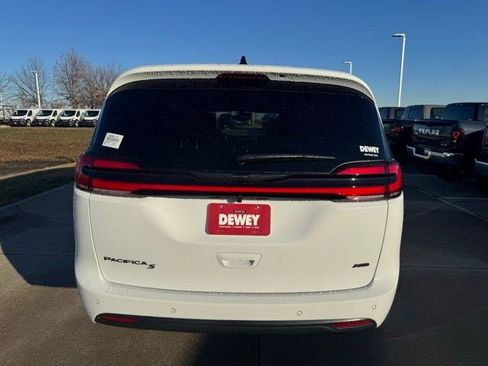 New 2026 Chrysler Pacifica Select image 6