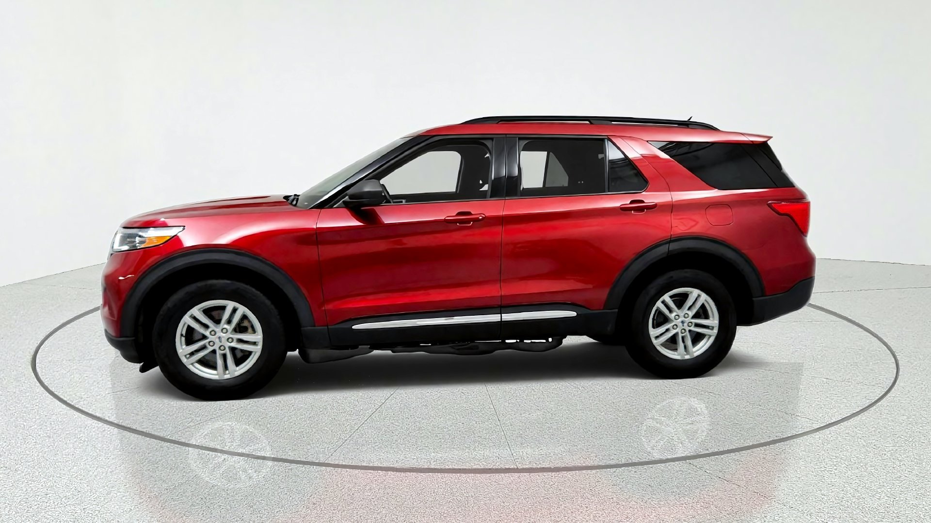 Used 2022 Ford Explorer XLT AWD/4WD image 2