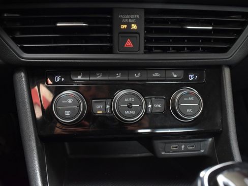 Used 2024 Volkswagen Jetta SE FWD image 29