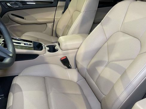 Certified 2026 Porsche Macan AWD/4WD image 17
