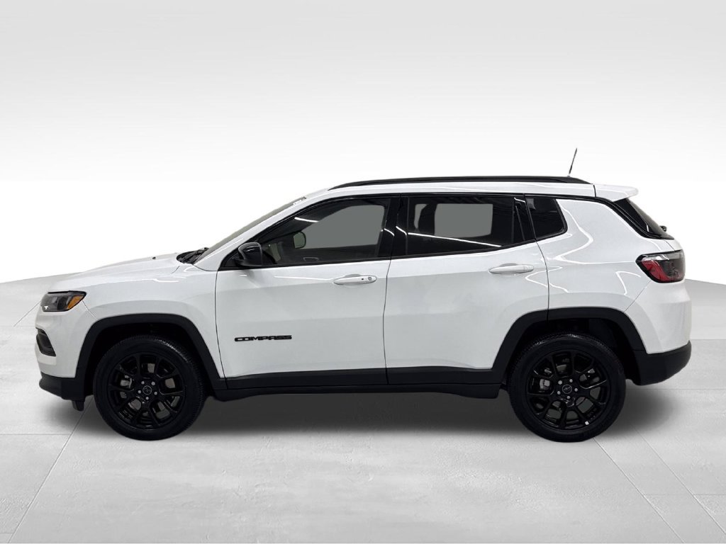 Used 2025 Jeep Compass Latitude w/ Altitude Special Edition AWD/4WD image 5
