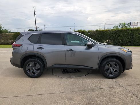 Used 2026 Nissan Rogue SV FWD image 4