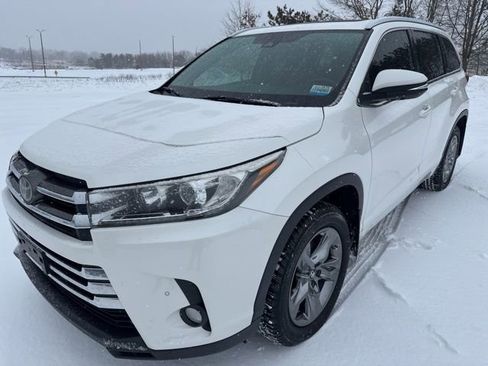 Used 2017 Toyota Highlander Limited image 3