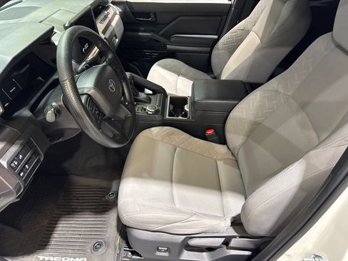 Used 2025 Toyota Tacoma SR5 AWD/4WD image 18