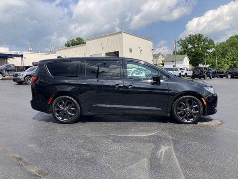 Used 2020 Chrysler Pacifica Touring w/ Advanced Safetytec Group FWD image 4