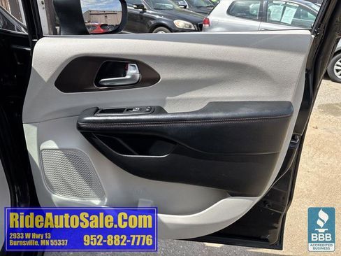 Used 2017 Chrysler Pacifica Touring w/ Tire & Wheel Group FWD image 14