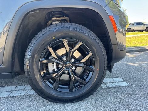 Used 2024 Jeep Grand Cherokee Altitude RWD image 9