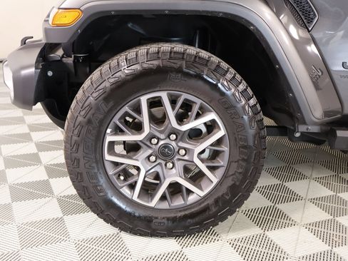 Used 2025 Jeep Wrangler Unlimited Sahara AWD/4WD image 18