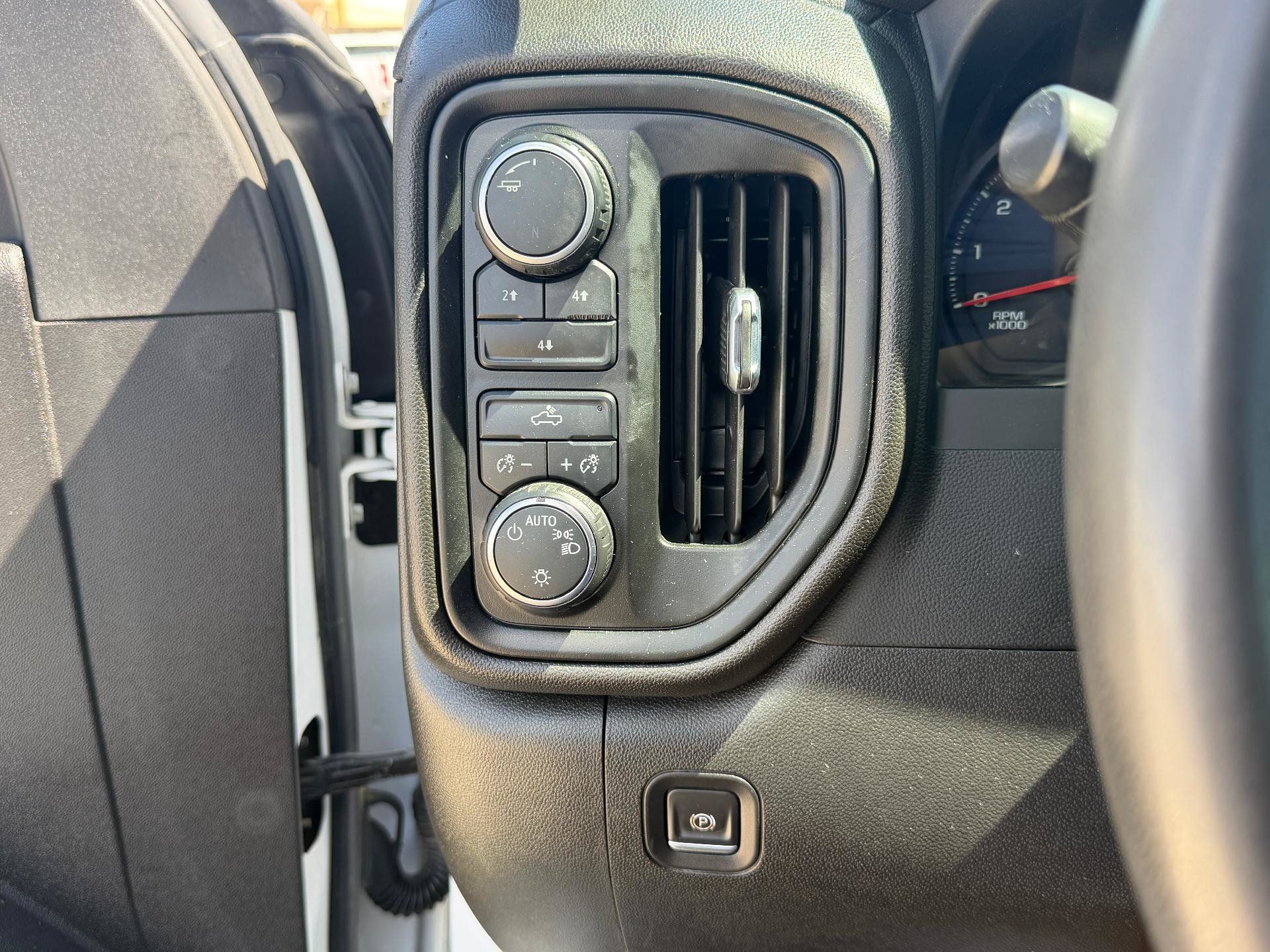 Used 2022 Chevrolet Silverado 2500 Custom w/ Custom Convenience Package AWD/4WD image 16