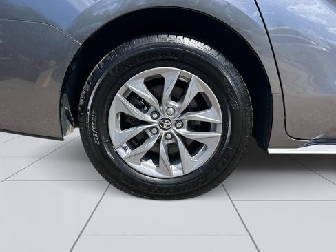 Used 2021 Toyota Sienna XLE w/ XLE Plus Package FWD image 14