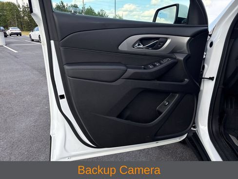 Used 2022 Chevrolet Traverse LT FWD image 3