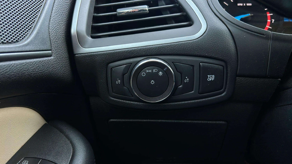 Used 2020 Ford Edge SE FWD image 12