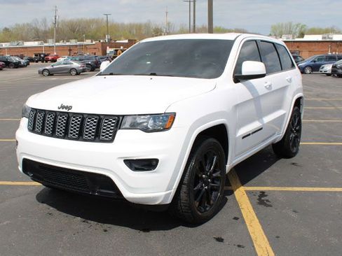 Used 2021 Jeep Grand Cherokee Laredo X image 2