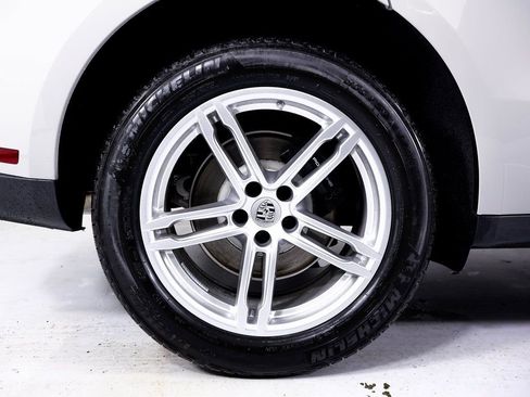 Certified 2025 Porsche Macan image 20