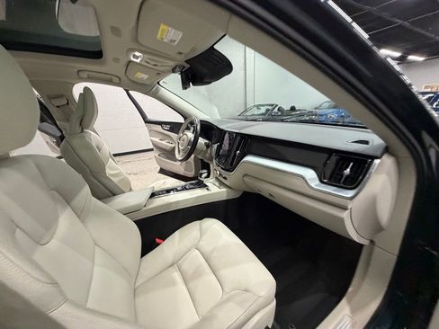 Used 2018 Volvo XC60 T5 Momentum w/ Convenience Package image 32