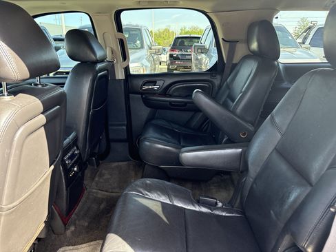 Used 2011 Cadillac Escalade Premium image 7