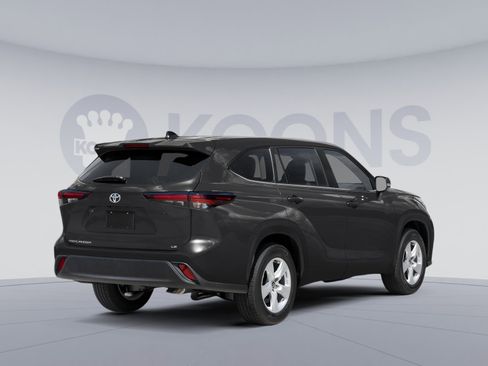 Used 2025 Toyota Highlander LE AWD/4WD image 2