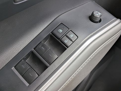 Used 2022 Toyota Highlander XLE FWD image 21