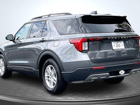 Used 2026 Ford Explorer Active w/ Active Comfort Package RWD image 5