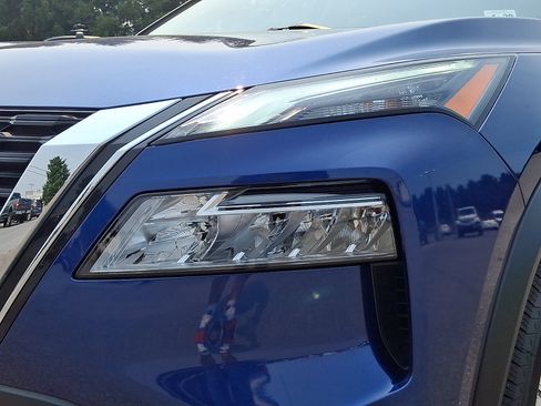 Used 2023 Nissan Rogue SV AWD/4WD image 9