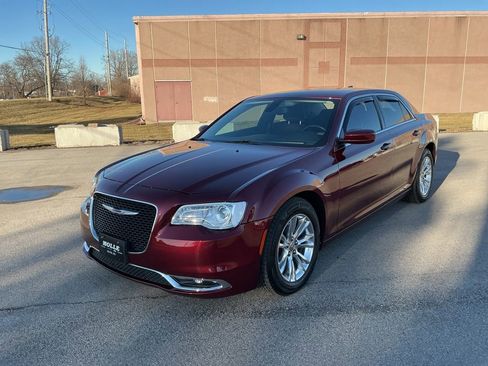 Used 2019 Chrysler 300 Touring w/ Driver Convenience Group image 6