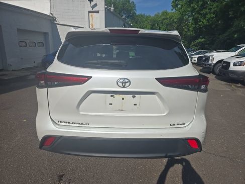 Used 2023 Toyota Highlander LE AWD/4WD image 5
