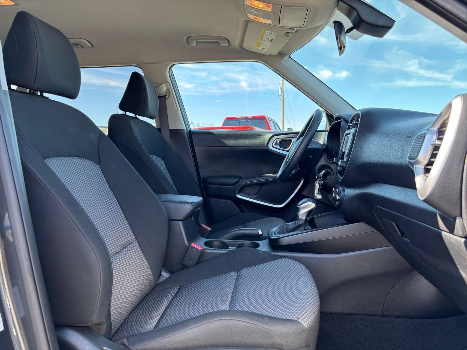Used 2025 Kia Soul LX w/ LX Technology Package FWD image 33