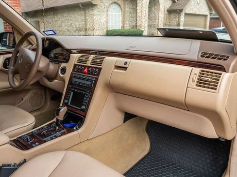 Used 2001 Mercedes-Benz E 320 4MATIC Sedan image 20