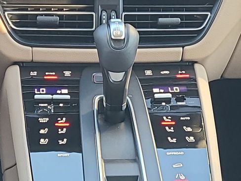 Used 2025 Porsche Macan Base image 23