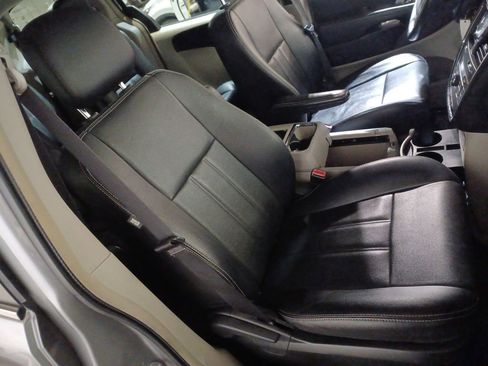 Used 2016 Chrysler Town & Country Touring image 25