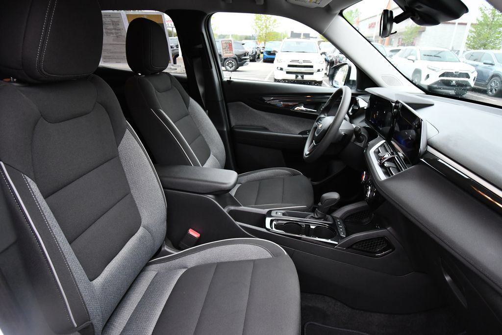Used 2025 Chevrolet TrailBlazer LT AWD/4WD image 18