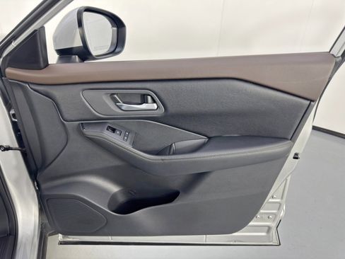 Used 2023 Nissan Rogue SV image 36