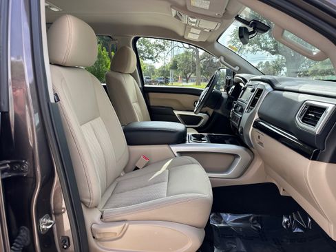 Used 2016 Nissan Titan SV image 11